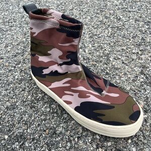 J SLIDES WOMENS CAMO NYLON TOP SNEAKERS NEVER WORN SZ 7.5